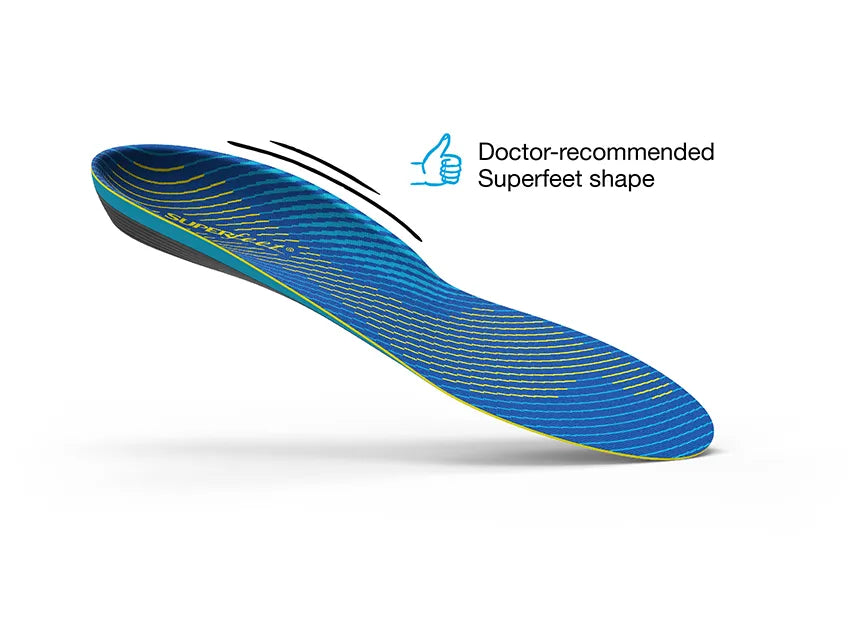 View of the top of a single Superfeet Run Support Medium Arch Insole with thumbs-up icon and text that says Doctor-recommended Superfeet shape.